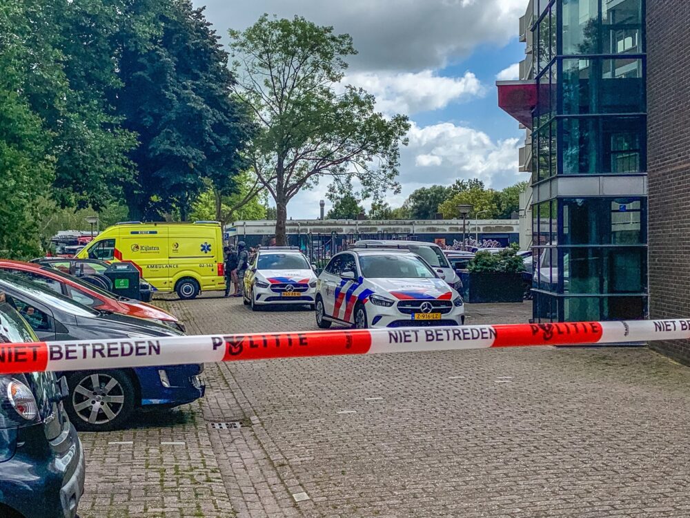 Grootschalige hulpdiensteninzet bij flat aan Antillenweg in Leeuwarden