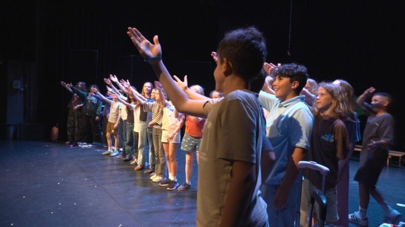 VIDEO: Eigen verhaal op het podium: groep 8 Oldenije sluit basisschool af met zelfgeschreven musical