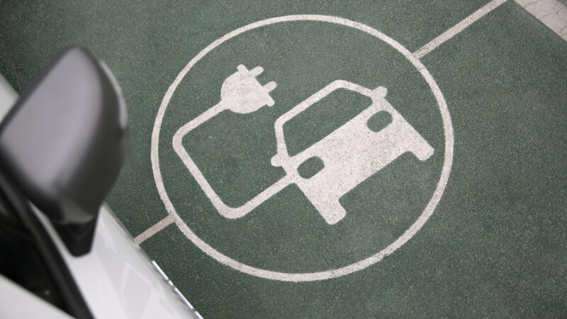 Elektrische auto opladen via de stoep mag vanaf nu in Leeuwarden