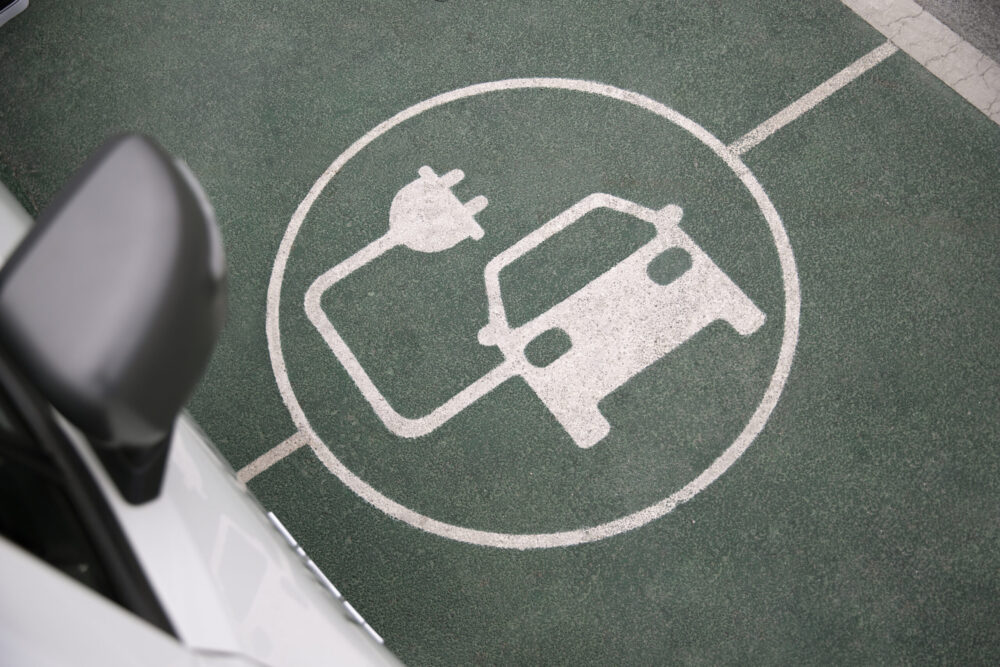 Elektrische auto opladen via de stoep mag vanaf nu in Leeuwarden