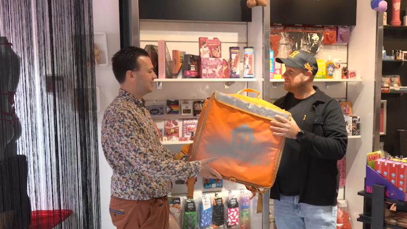 VIDEO: Geen pizza, maar erotische producten thuisbezorgd in Leeuwarden
