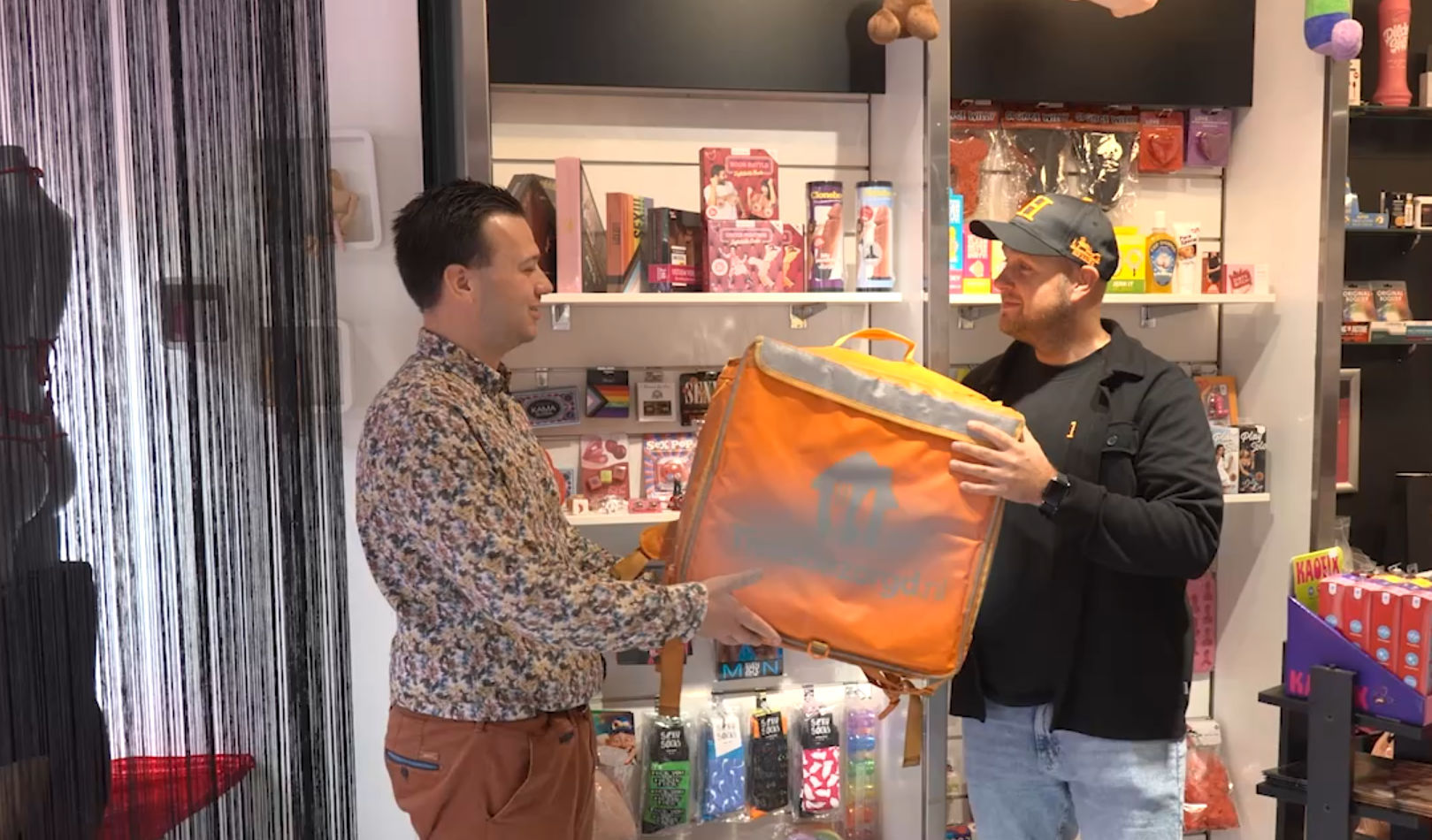 VIDEO: Geen pizza, maar erotische producten thuisbezorgd in Leeuwarden