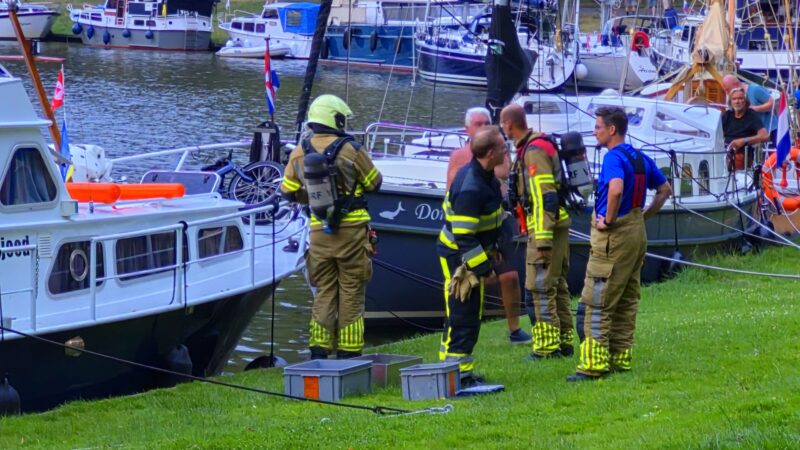 Brandweer rukt uit voor oververhitte accu’s op boot in Leeuwarden