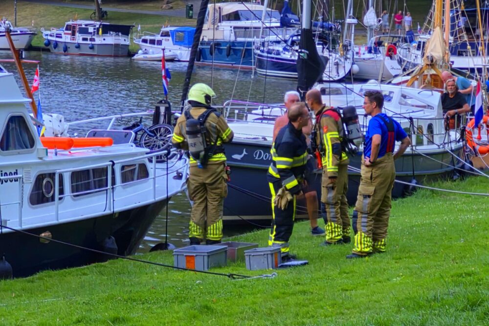 Brand aan boord van vaartuig aan Noorderplantage in Leeuwarden