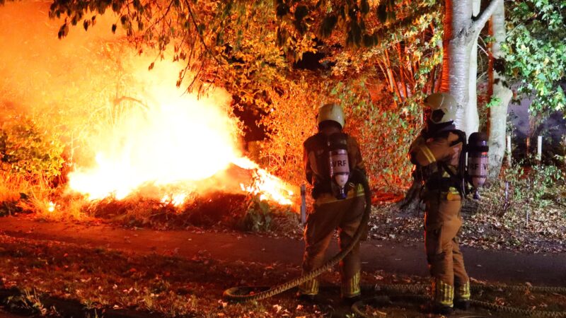 Brandweer blust brand in bosschages bij Eebrug in Leeuwarden