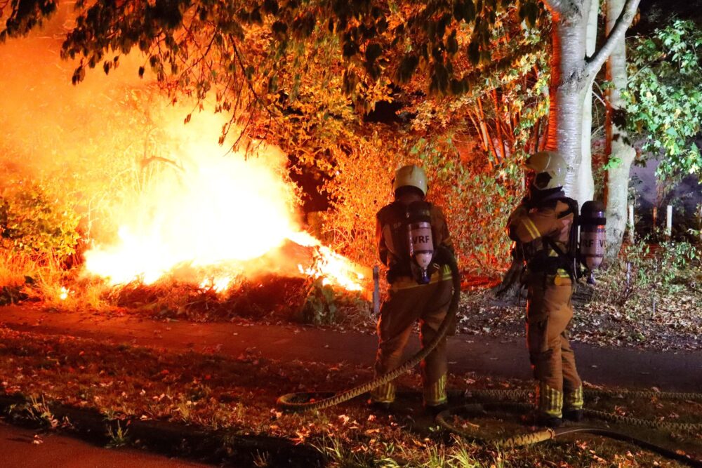 Brandweer blust brand in bosschages bij Eebrug in Leeuwarden