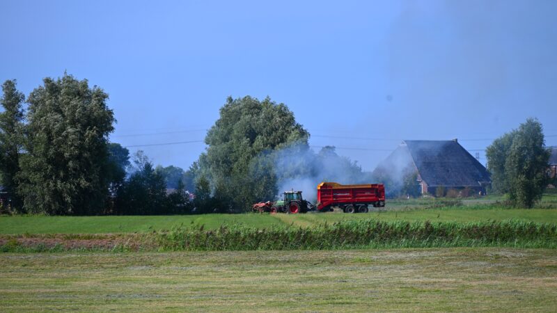 Tractor in brand aan Wartensterdyk bij Wergea