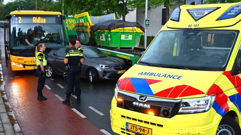 Botsing op Weideflora: personenauto, bus en vrachtwagen betrokken
