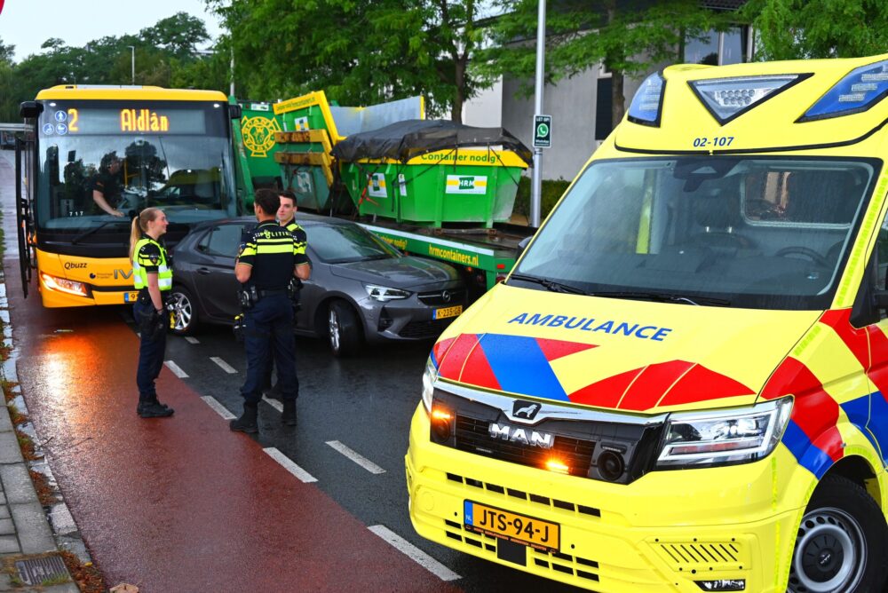 Botsing op Weideflora: personenauto, bus en vrachtwagen betrokken
