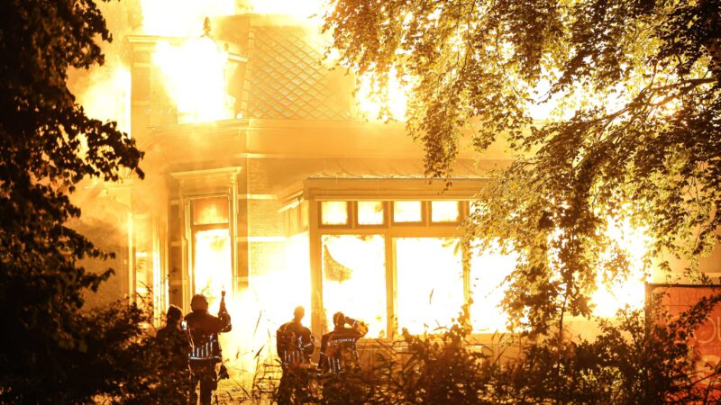 VIDEO: Monumentale boerderij uit 1890 volledig verwoest door grote brand in Jelsum