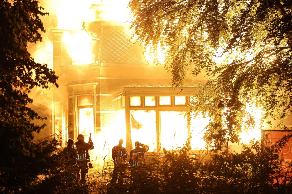 Grote brand verwoest boerderij aan Langhusterdyk in Jelsum