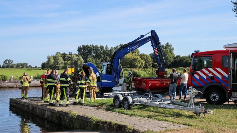 Brand in motor van graafmachine op schip in Grou