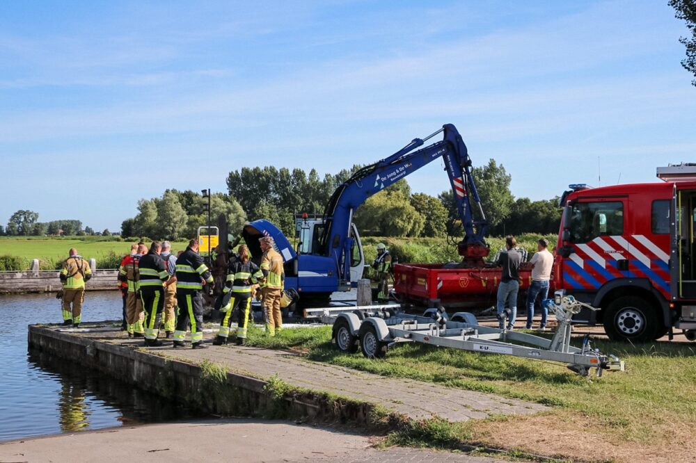 Brand in motor van graafmachine op schip in Leeuwarden