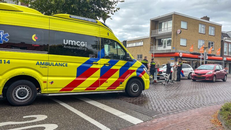 Fietser gewond na aanrijding met auto op Verlengde Schrans in Leeuwarden