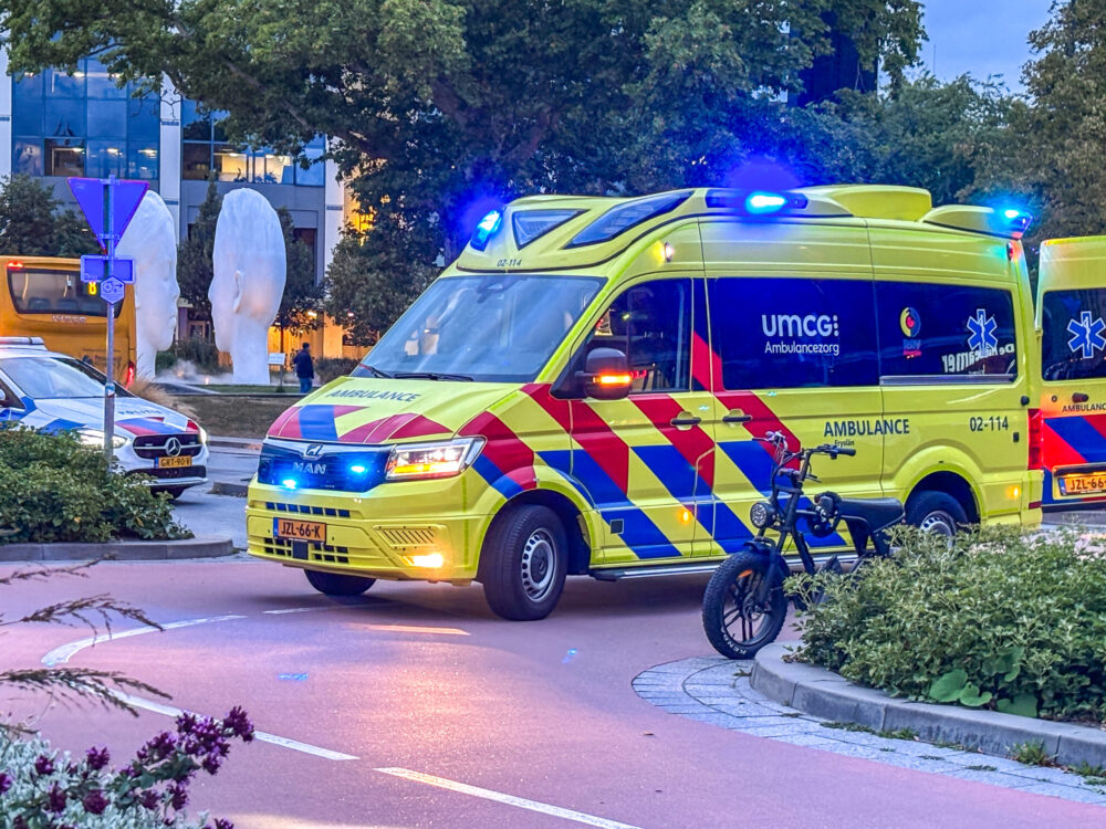 Fatbiker gewond na aanrijding met auto bij station Leeuwarden, bestuurder vlucht