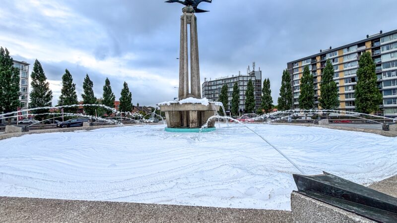 Fontein op Europaplein opnieuw verandert in grote schuimmassa