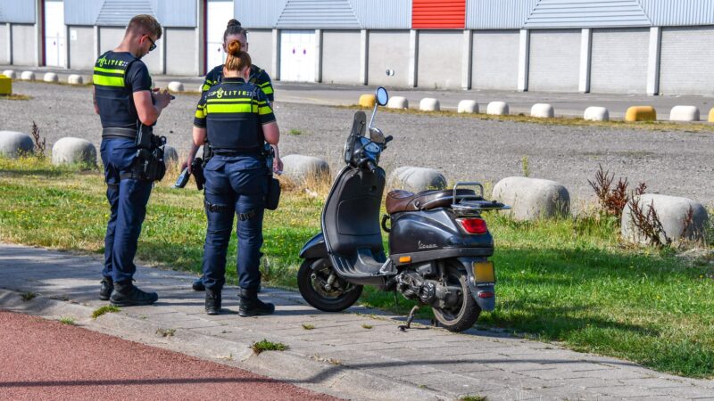 Scooterrijder gewond na botsing met auto op Heliconweg in Leeuwarden