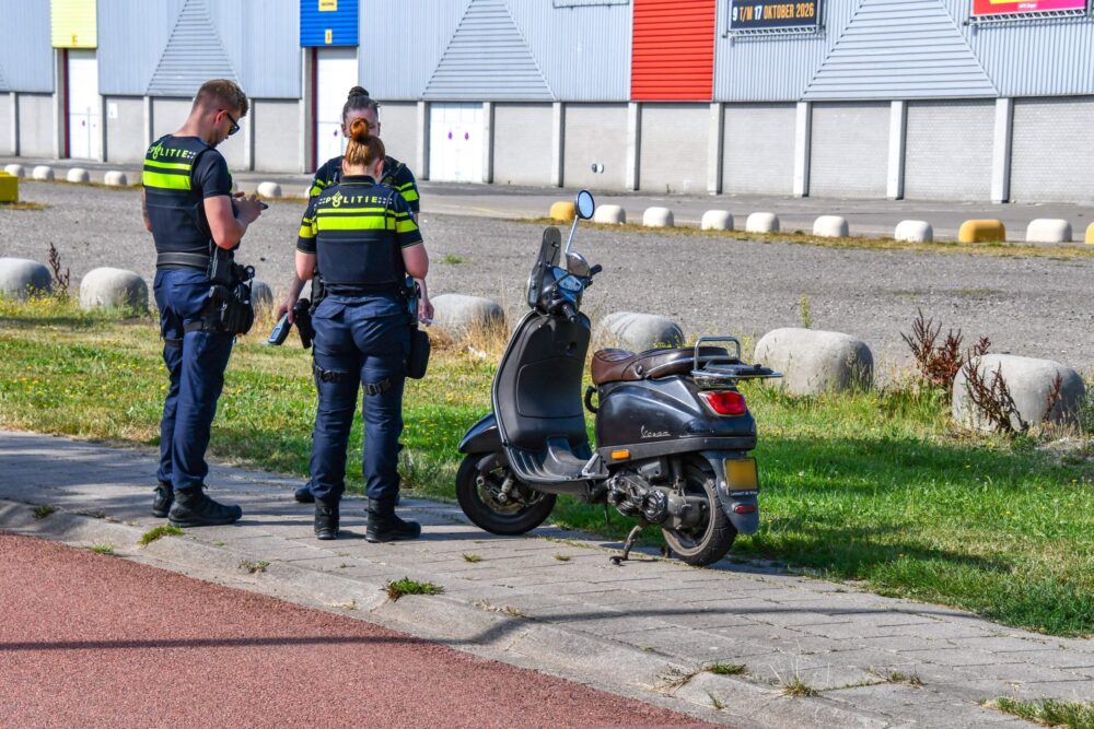 Scooterrijder gewond na botsing met auto op Heliconweg in Leeuwarden