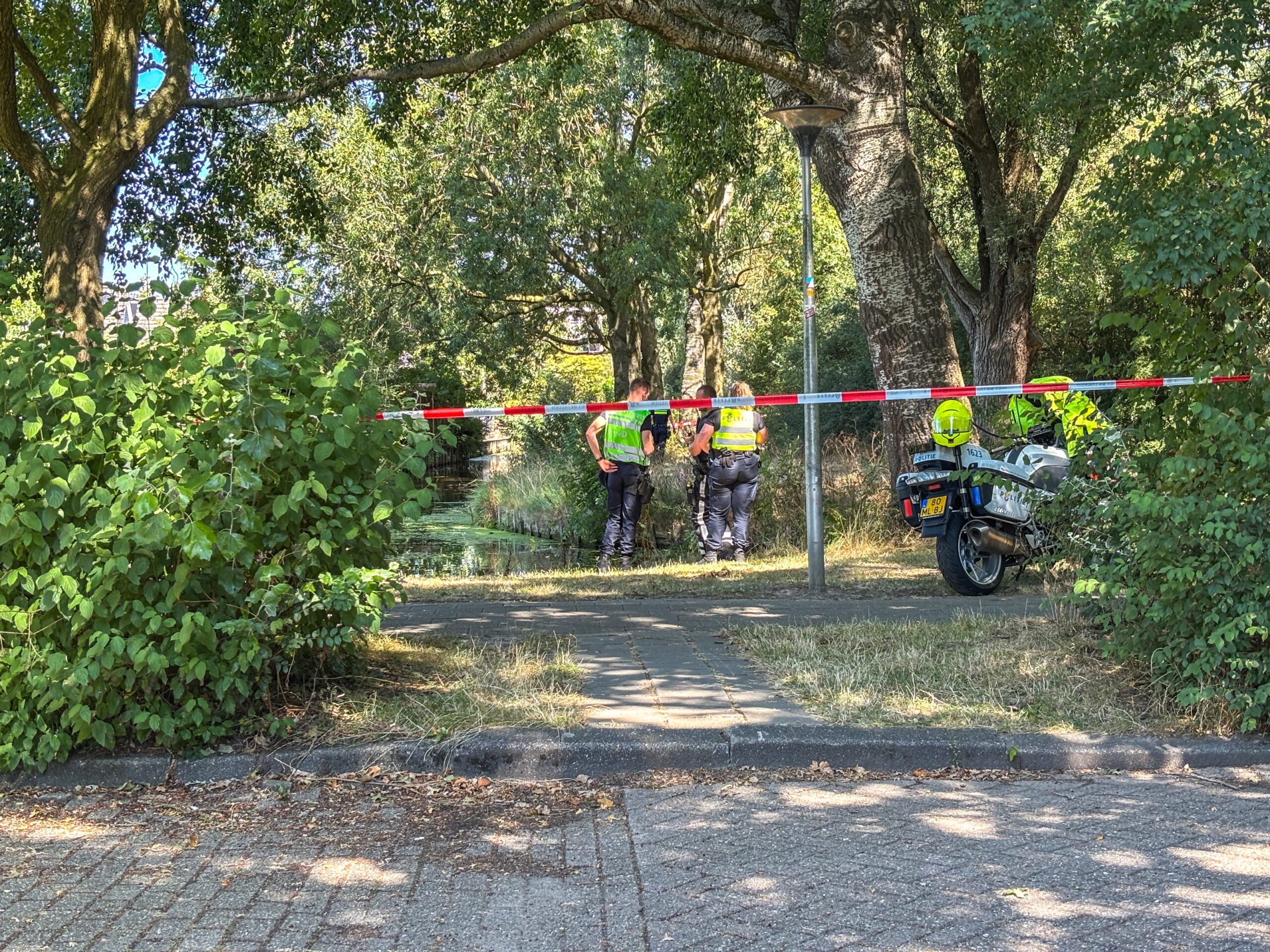 Overleden persoon aangetroffen in water aan Johan Winklerwei in Leeuwarden
