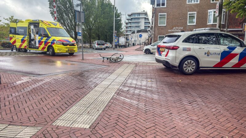 Fietser gewond bij aanrijding met auto op Blokhuisplein in Leeuwarden