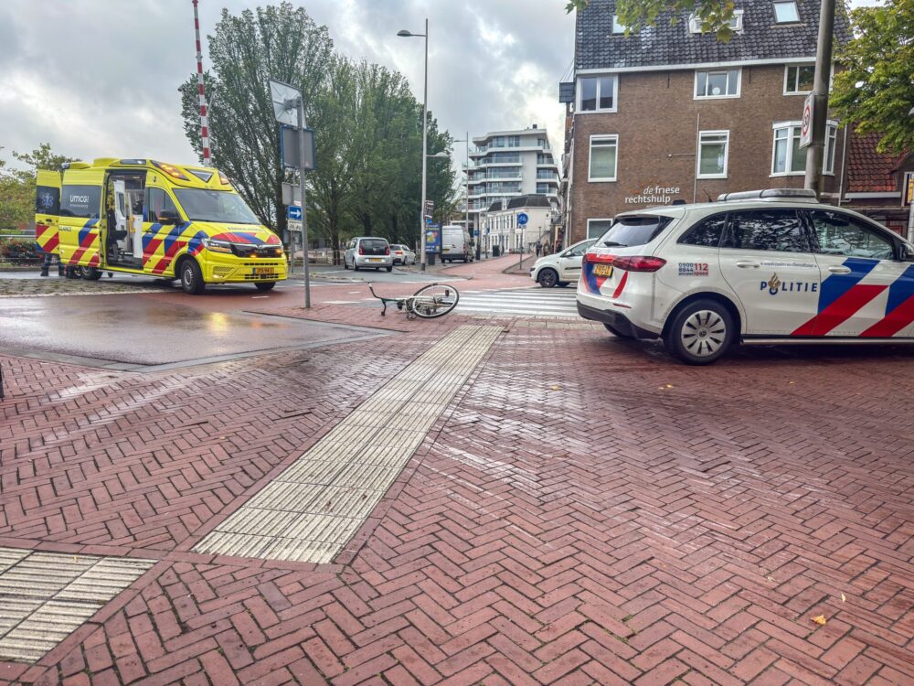 Fietser gewond bij aanrijding met auto op Blokhuisplein in Leeuwarden