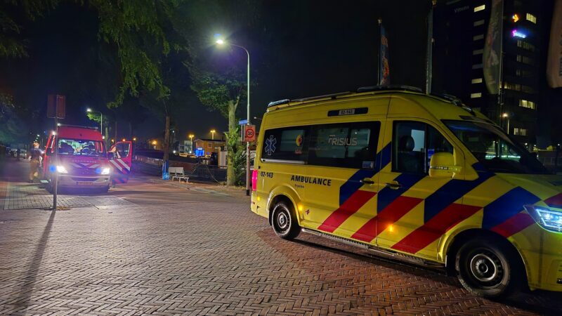 Hulpdiensten zoeken naar mogelijke persoon te water aan Harlingertrekweg