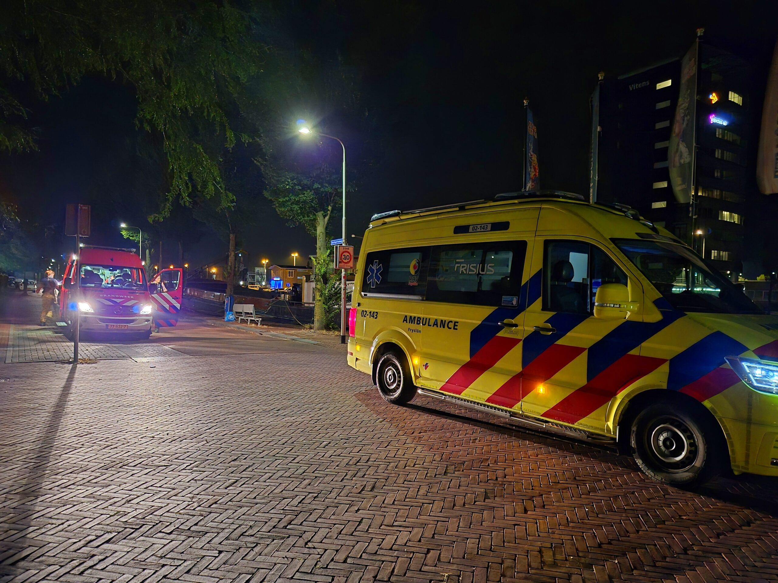 Hulpdiensten zoeken naar mogelijke persoon te water aan Harlingertrekweg