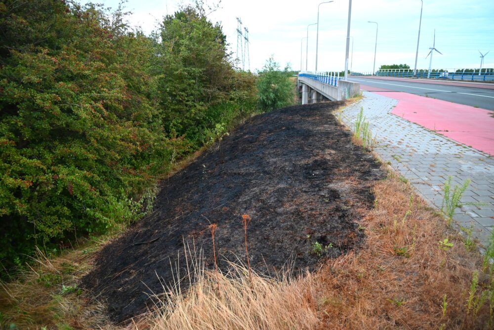 Buitenbrand op talud aan Saturnusweg in Leeuwarden