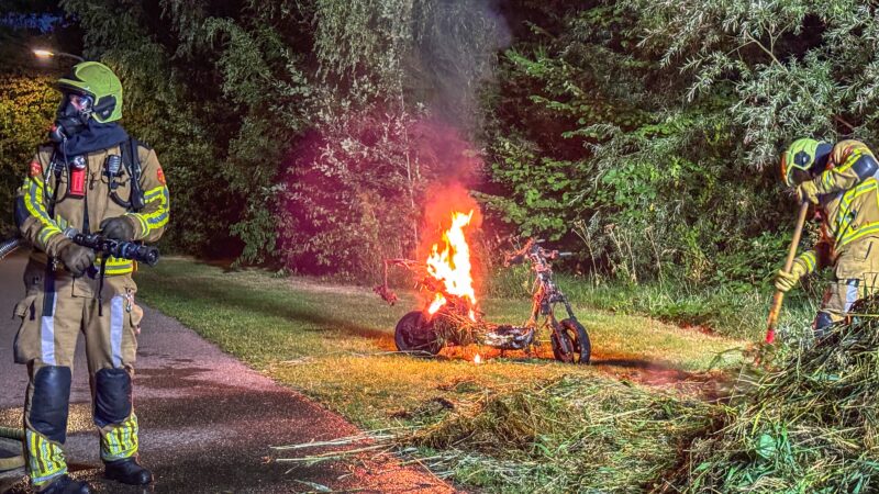 Elektrische scooter vliegt in brand langs fietspad in Leeuwarden