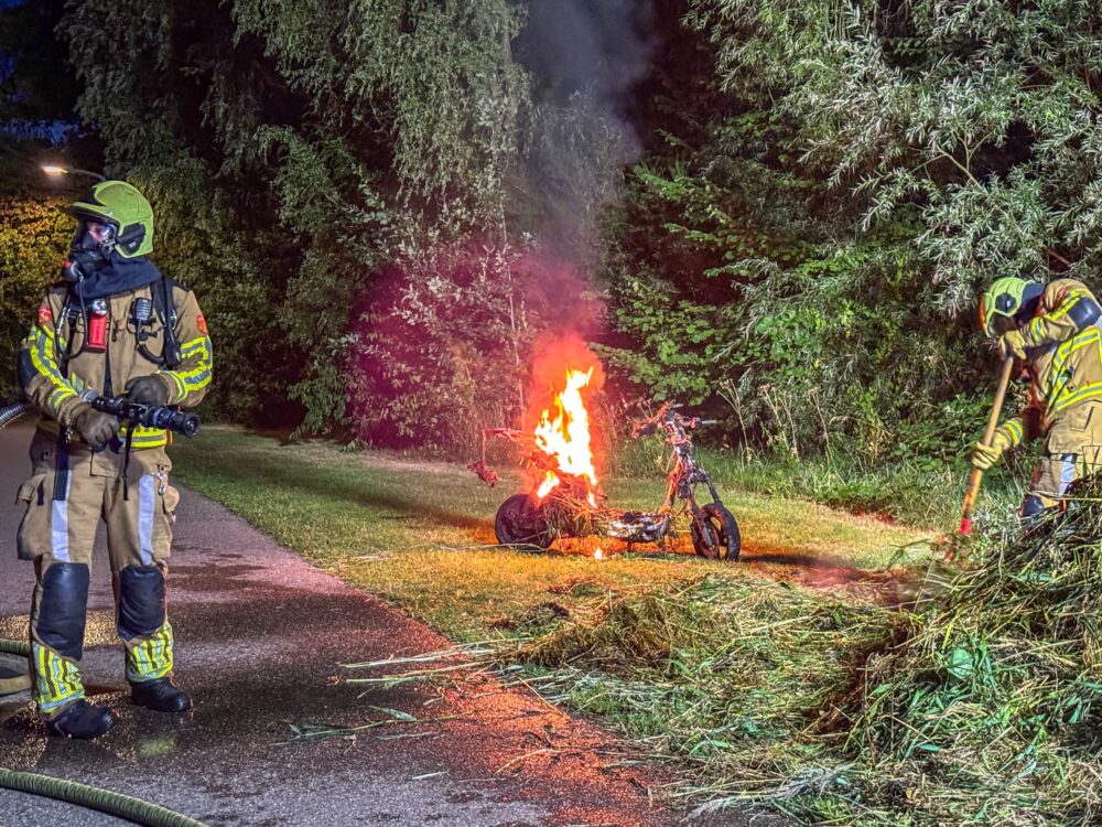 Elektrische scooter vliegt in brand langs fietspad in Leeuwarden