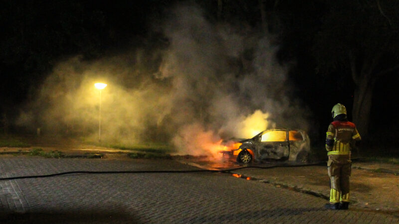 Auto volledig uitgebrand op parkeerterrein aan Gealanden in Leeuwarden