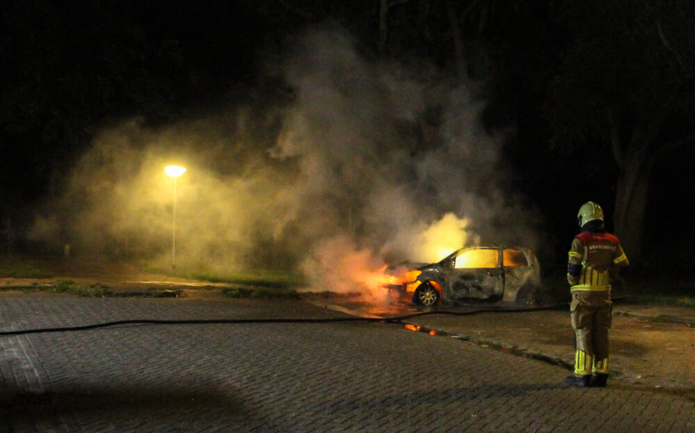 Auto volledig uitgebrand op parkeerterrein aan Gealanden in Leeuwarden
