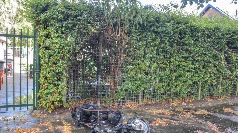 Scooter gaat in vlammen op bij wijkgebouw Aldlan