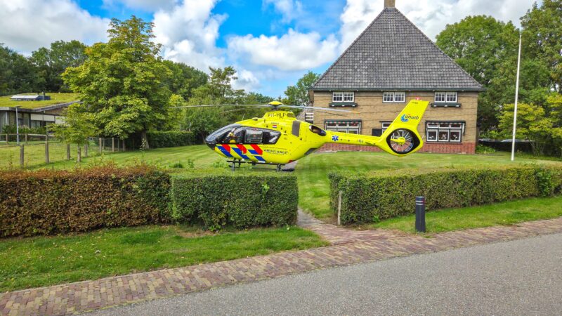Traumahelikopter landt in voortuin van woning in Stiens