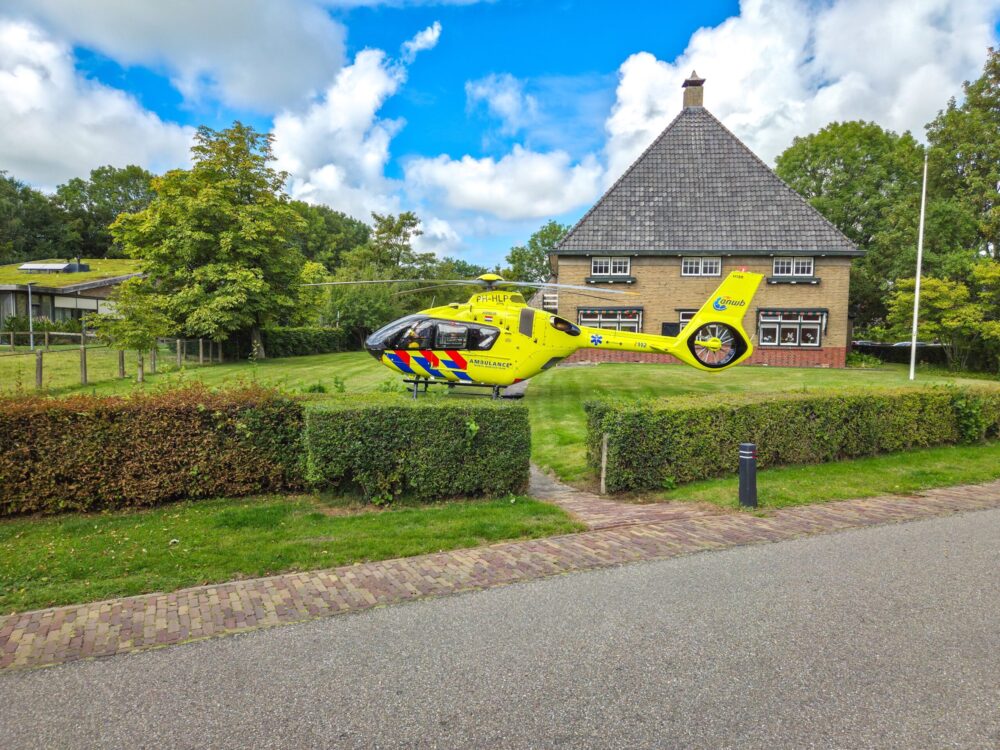 Traumahelikopter landt in voortuin van woning in Stiens