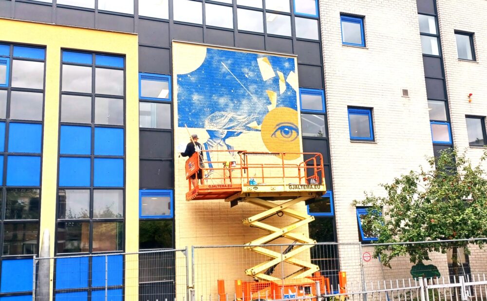Kunstwerk Sidney Waerts op gevel scholengemeenschap Comenius Mariënburg in Leeuwarden