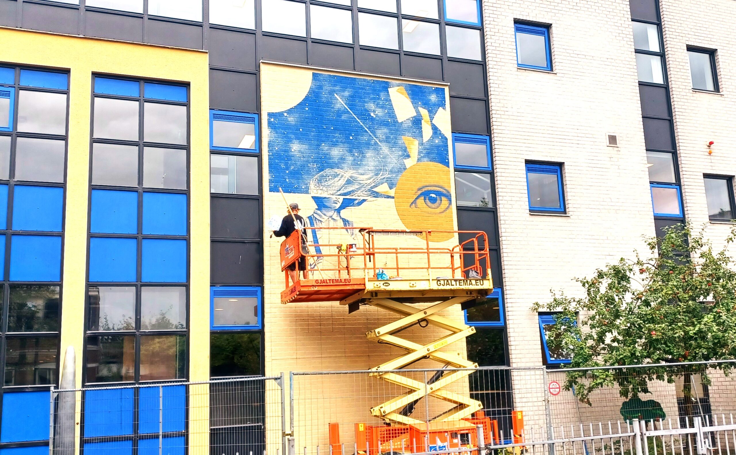 Kunstwerk Sidney Waerts op gevel scholengemeenschap Comenius Mariënburg in Leeuwarden
