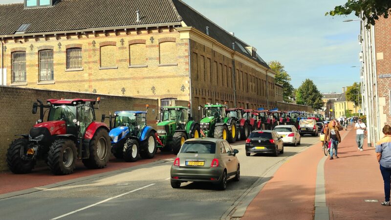 Boeren met trekkers onderweg naar demonstratie bij Provinciehuis