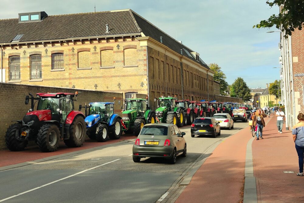 Boeren met trekkers onderweg naar demonstratie bij Provinciehuis