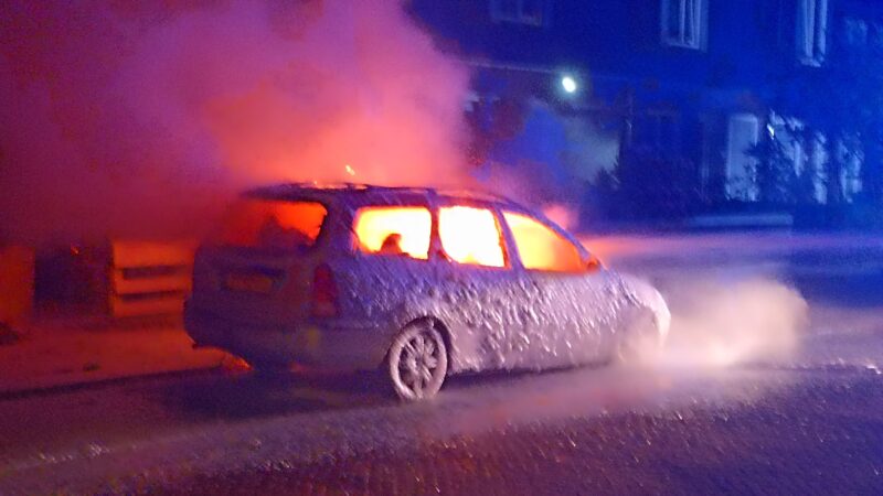Auto volledig verwoest door brand aan Delistraat in Leeuwarden