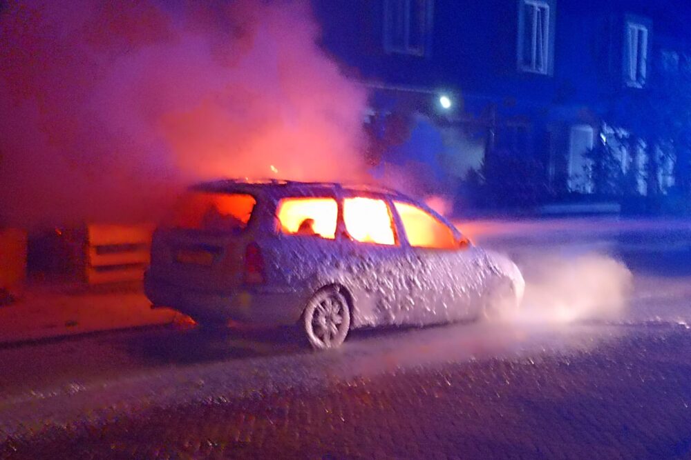 Auto volledig verwoest door brand aan Delistraat in Leeuwarden