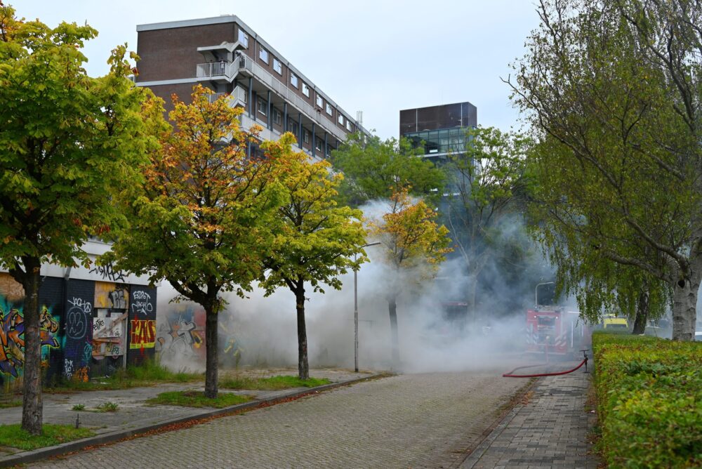 Brand aan Antillenweg in Leeuwarden zorgt voor flinke rookontwikkeling