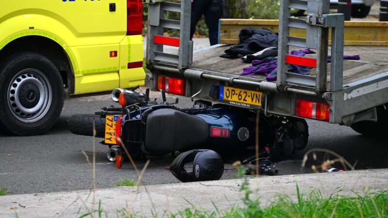 Motorrijder botst op aanhanger aan J.H. Knoopstraat in Leeuwarden