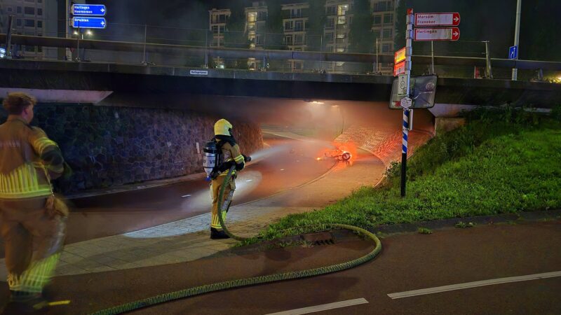 Scooter in brand in tunnel bij Europaplein