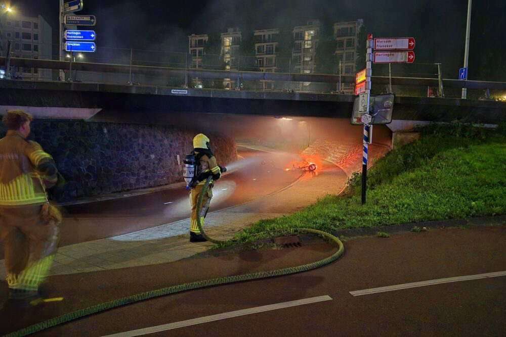 Scooter in brand in tunnel bij Europaplein