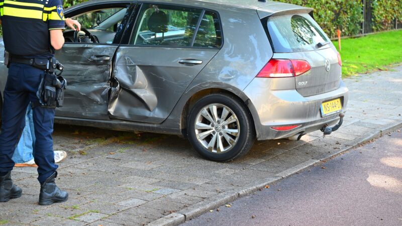 Ongeval met twee auto’s aan Jansoniusstraat in Leeuwarden