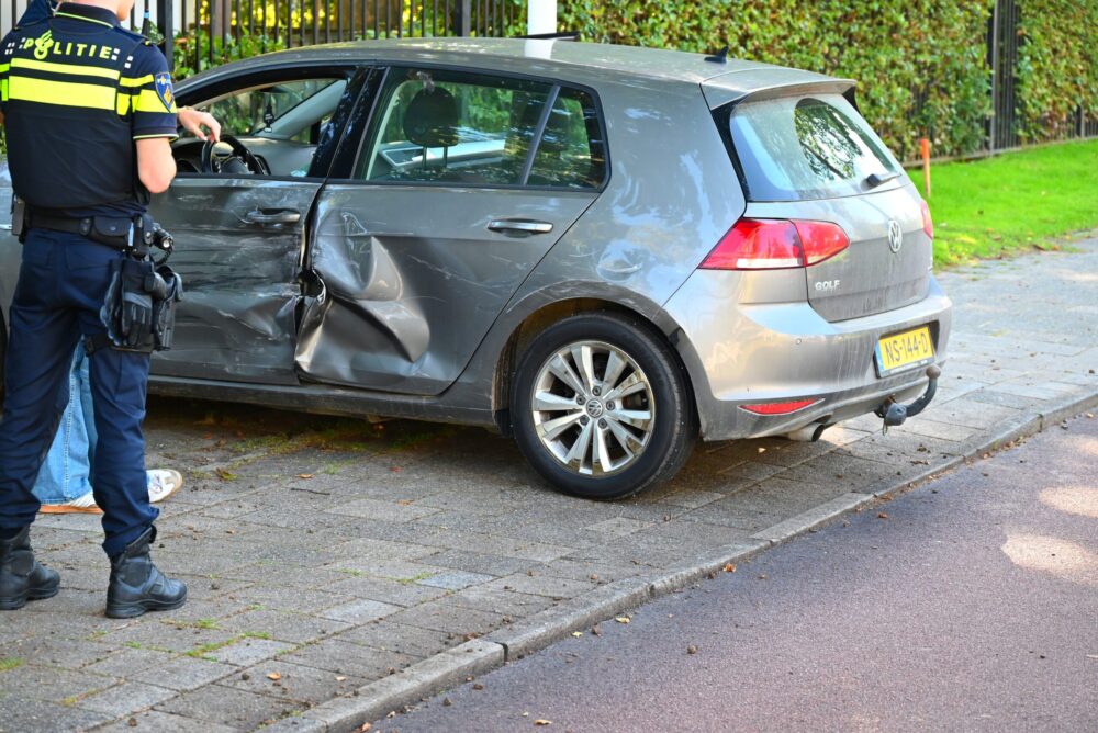 Ongeval met twee auto’s aan Jansoniusstraat in Leeuwarden