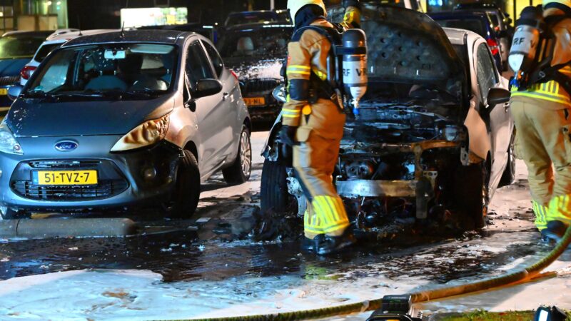 Auto zwaar beschadigd door brand aan Heliconweg