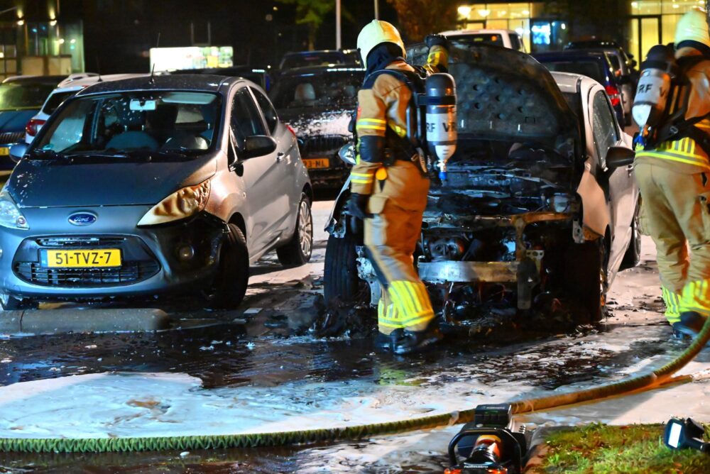 Auto zwaar beschadigd door brand aan Heliconweg