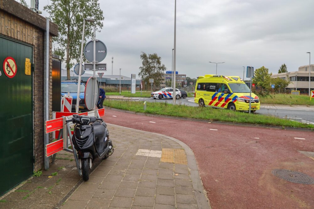 Scooter aangereden op rotonde in Leeuwarden